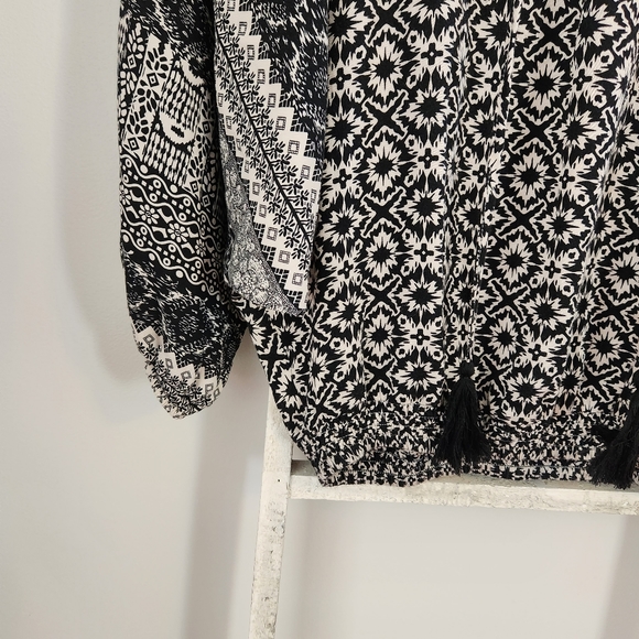 Flying Tomato Large floral embroidered boho tassle dolman sleeve top - Picture 4 of 5